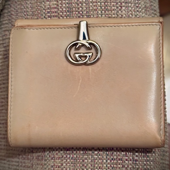 Vintage Gucci GG Bifold Leather Compact Wallet G Logo Clasp in Tan color - Picture 1 of 7